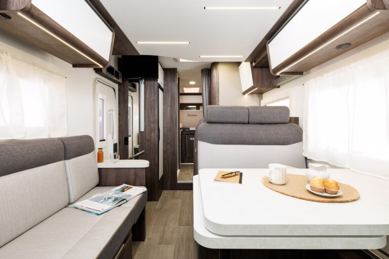 interior de una autocaravana o motorhome en alquiler