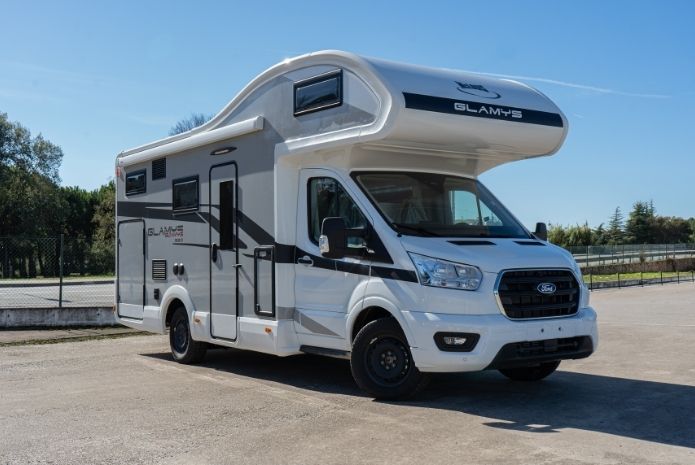 una autocaravana aparcada en una zona publica