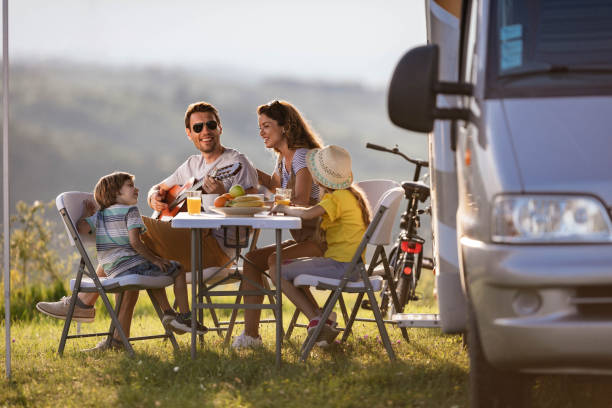 familia comiendo junto autocaravana capuchina alquiler