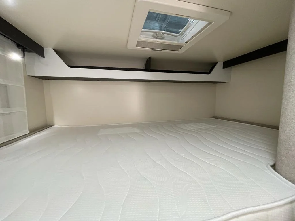 interior cama capuchina autocaravana 6 plazas alquiler espacio para dormir